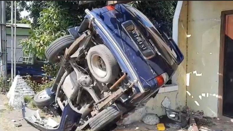 Kecelakaan Beruntun 2 Mobil dan 1 Motor di Mojokerto, Tak Ada Korban Jiwa