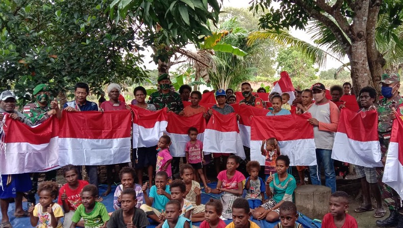 Sambut HUT RI, Satgas Yonif 125 Bagikan Bendera Merah Putih kepada Warga Distrik Sota