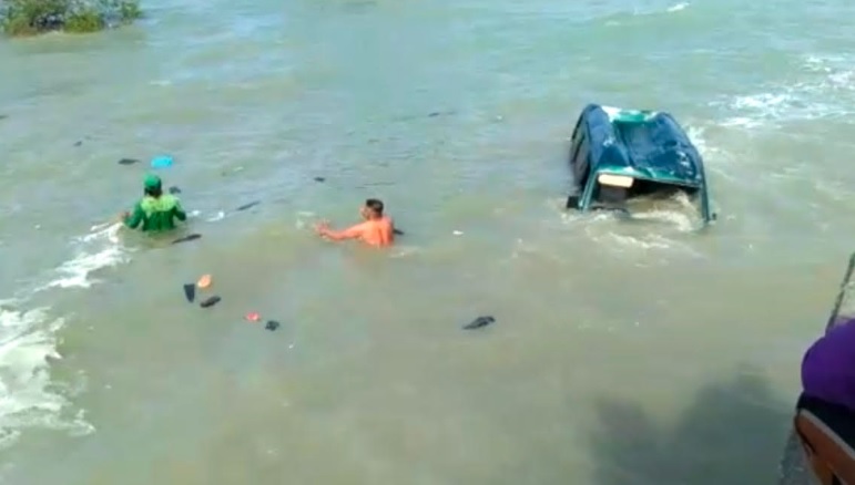 Hindari Truk, Suzuki Carry Sarat Penumpang Terjun ke Laut di Sampang