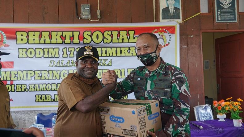 Kodim 1710/Mimika Bagikan Sembako kepada Warga Kampung Kamora yang Dilanda Banjir