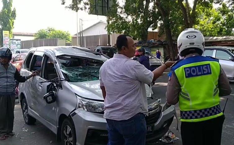 Mini Bus Tabrak Mobil di Cirebon akibat Pecah Ban, 6 Orang Luka-Luka