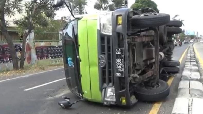 Truk Tronton Terguling di Tol Cipali, 1 Korban Tewas