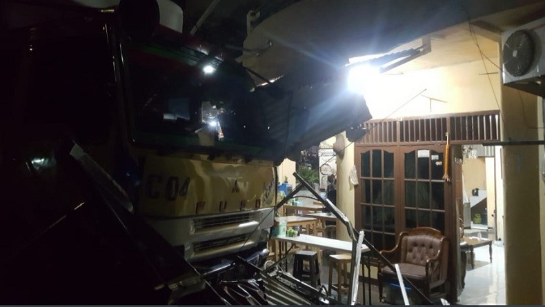 Garasi Rumah Warga di Kebon Jeruk Hancur Diseruduk Truk Fuso