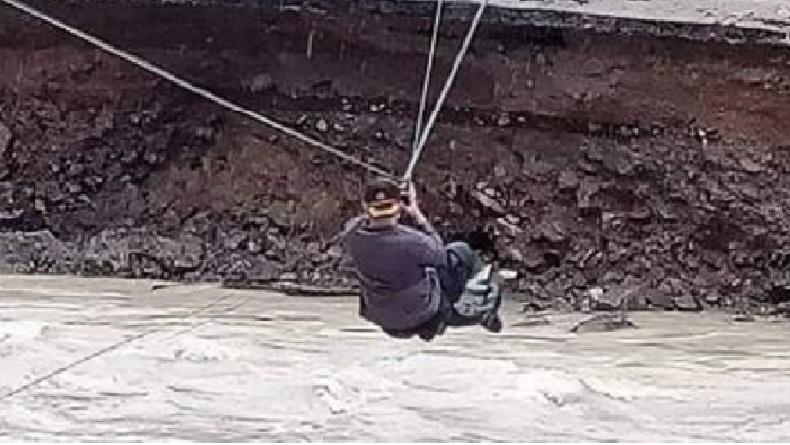 Viral Aksi Heroik Kapolres Bolsel Gelayutan Seberangi Sungai Temui Korban Banjir