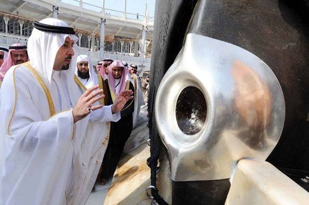 Mengenal Hajar Aswad, Batu dari Surga yang Kelak Jadi Saksi Bagi Penciumnya