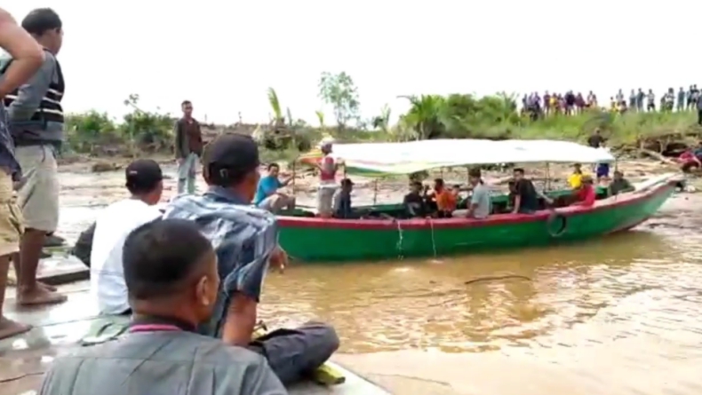 Speedboat di Muba Oleng Lalu Tabrak Kapal Tongkang, 4 Penumpang Hilang