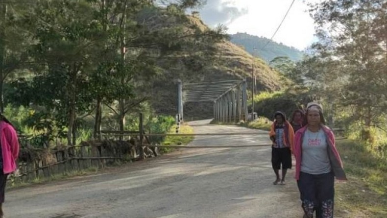 Polisi Bersama Warga di Tolikara Bongkar Palang di Jalan Trans Papua