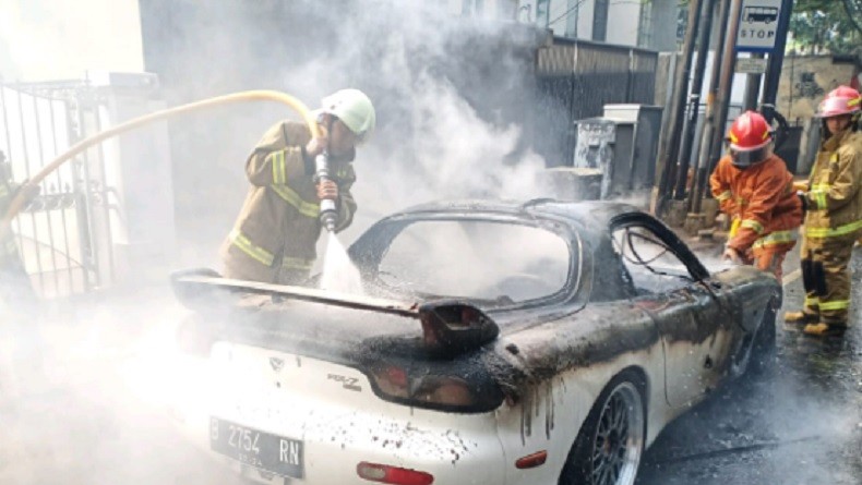 Keluar Percikan Api dari Bagian Mesin, Mobil Hangus Terbakar di Kebayoran