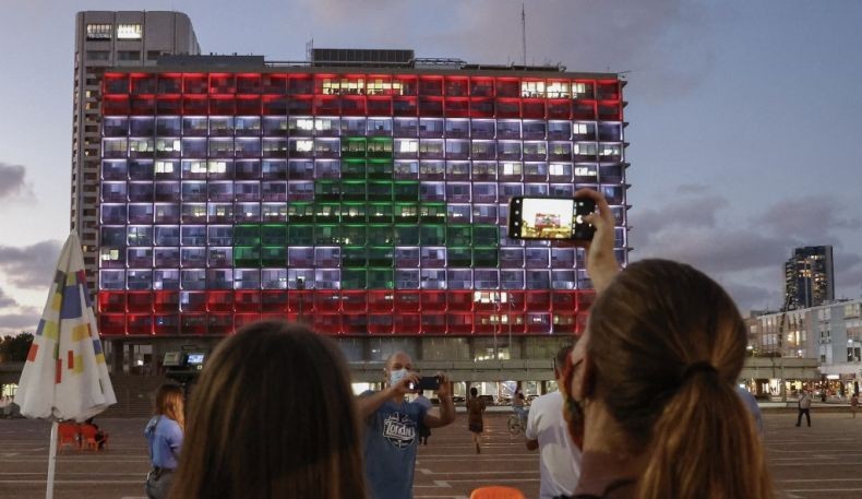 Israel pun Berduka atas Ledakan Beirut, Bentangkan Bendera Lebanon di Jantung Kota