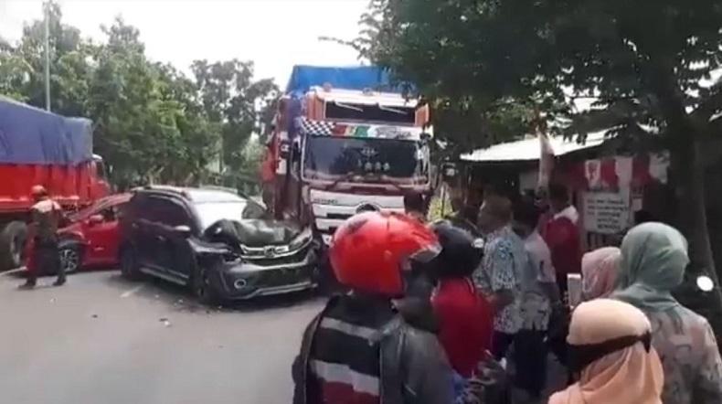 Diduga Rem Blong, Truk Tronton Penuh Muatan Hantam 2 Minibus di Gresik