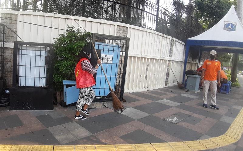 Warga Pasar Minggu yang Tak Pakai Masker Dikenai Sanksi Cat Pembatas Jalan