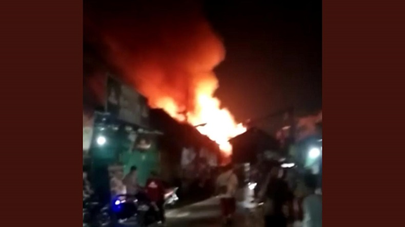 Kebakaran Permukiman di Depan Stasiun Duri, 20 Mobil Damkar Dikerahkan