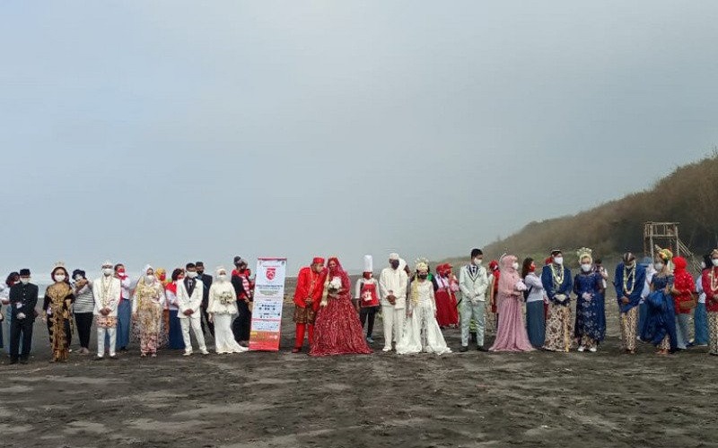Unik, 11 Pasang Pengantin Nikah Bareng di Pantai Bantul