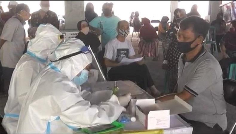 Ratusan Pedagang Tradisional di Surabaya Tes Cepat dan Usap