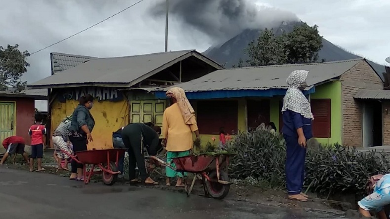 Warga Karo Gotong Royong Sambut HUT RI di Tengah Pandemi Covid-19 dan Erupsi Sinabung