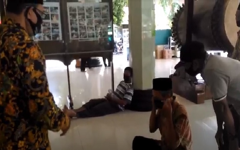 Duh, Jemaah Ini Bandel Tak Pakai Masker saat Masuk Masjid untuk Salat Jumat
