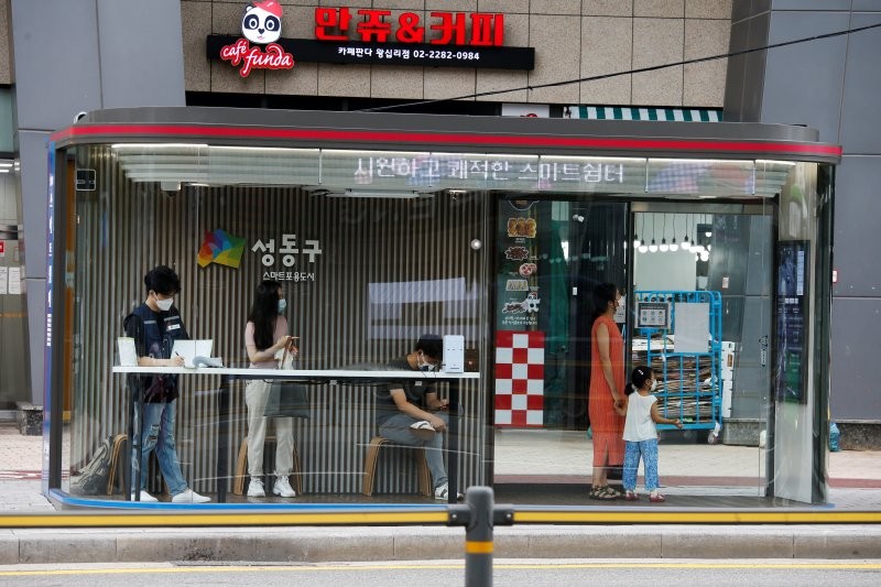 Seoul Sediakan Halte Bus Pintar yang Lindungi Pengguna dari Virus Corona