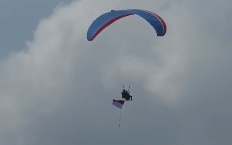 Atlet Paralayang Terbangkan Bendera Merah Putih dari Bukit Watu Kumpul