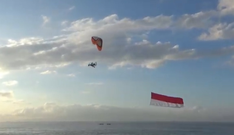 Peringati HUT RI, Parade Bendera Merah Putih Diterbangkan di Langit Gianyar