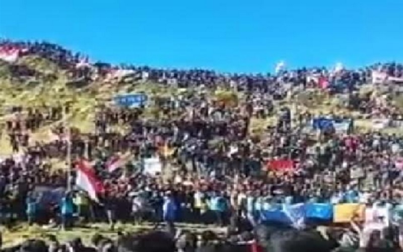 Gelar Upacara Kemerdekaan, Ratusan Pendaki Penuhi Puncak Gunung Sumbing