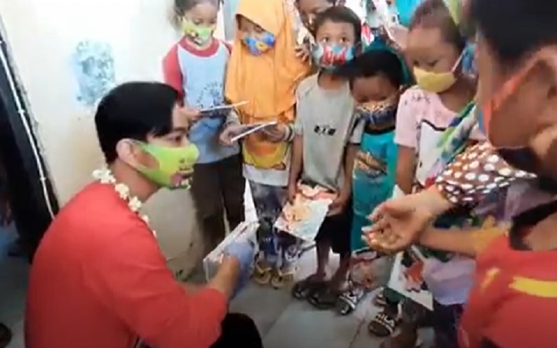 Gibran Bagikan Buku ke Anak-Anak, Netizen: Pernah Ada Sosok Gini Juga, Kok Mirip Ya