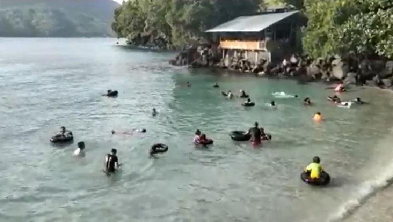 Warga Ternate Kunjungi Pantai untuk Liburan, Omzet Pedagang Kembali Naik