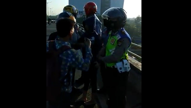 Perempuan Coba Bunuh Diri Lompat dari Jembatan Layang Pasar Rebo Berhasil Digagalkan