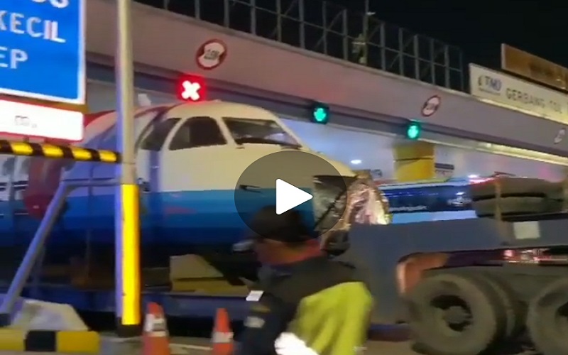 Hendak ke Yogya, Pesawat N250 Buatan Habibie Nyaris Tersangkut di Gerbang Tol Semarang