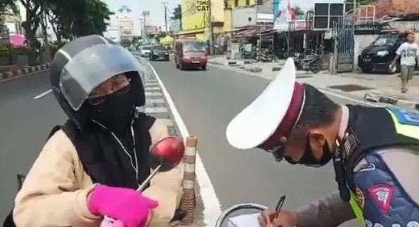 Santai saat Ditilang, Perempuan di Depok Malah Curhat ke Polisi