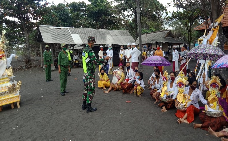 Petugas Gabungan Sosialisasi Protokol Kesehatan di Objek Wisata dan Lokasi Upacara Adat
