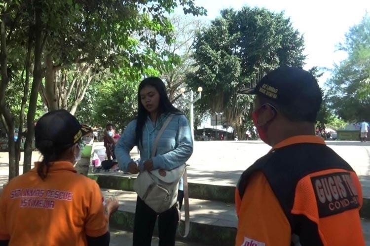 Cegah Penularan Covid-19, Petugas Razia Masker kepada Wisatawan