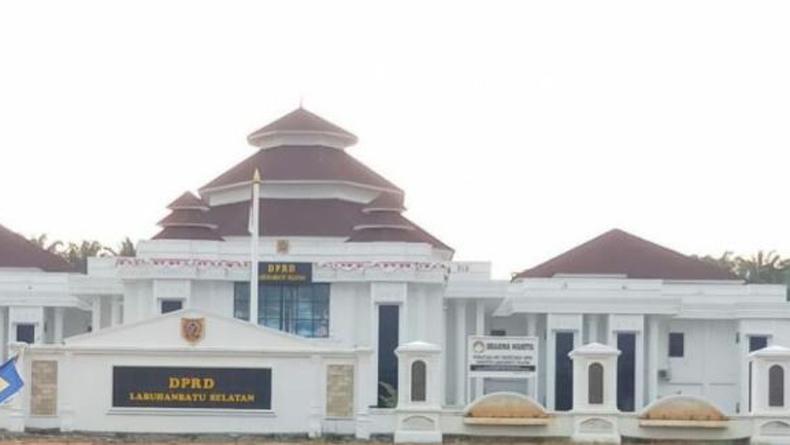 Jadi Buron Polisi, Anggota DPRD Labusel Kasus Cabut Kuku Masih Terima Gaji