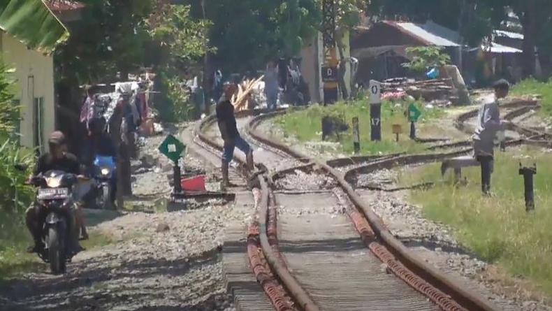Ditabrak Kereta hingga Terpental Masuk Parit, Pria 50 Tahun di Medan Ini Selamat