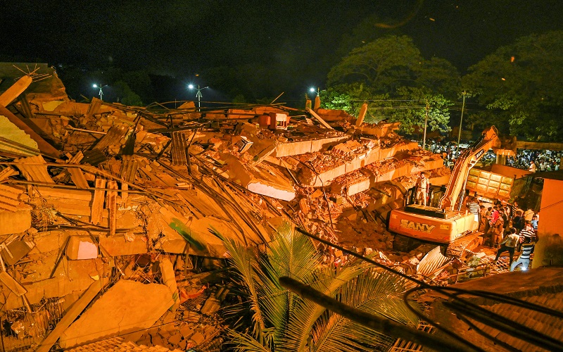 Apartemen 5 Lantai Runtuh, 200 Penghuni Terjebak di Bawah Reruntuhan