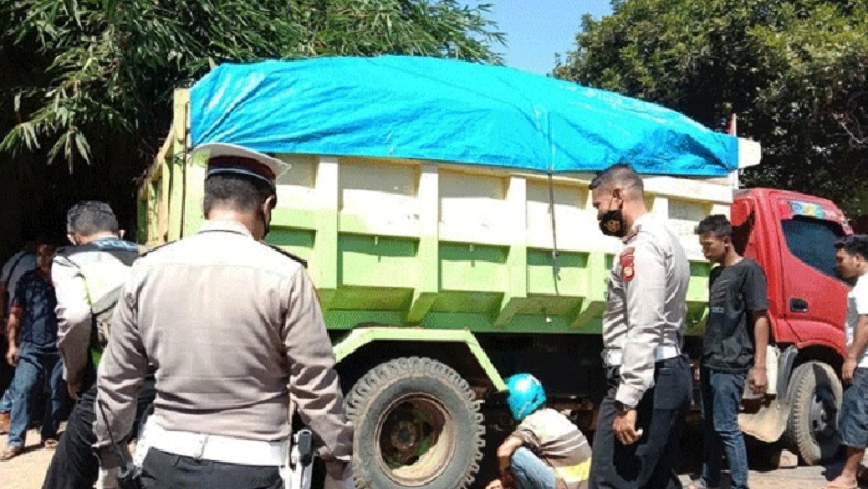 Truk Tabrak Motor di Jalan Kampili Gowa, Seorang Ibu Tewas Tersangkut di Kolong Mobil