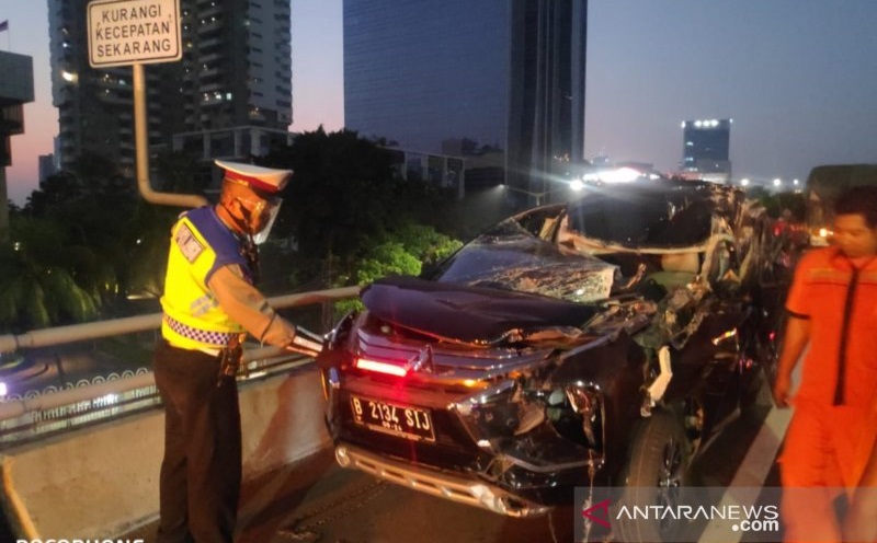 Minibus dan Truk Terlibat Kecelakaan di Tol Layang Slipi