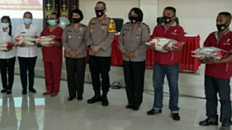 Rayakan HUT Ke-72, Polwan Maluku Bagi-Bagi Beras untuk Warga Terdampak Covid-19