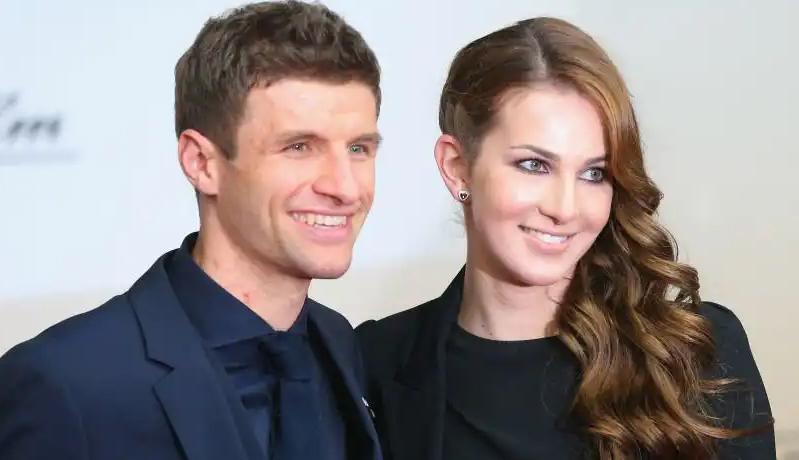 Kisah Asmara Lisa Trede dan Thomas Muller, Lamaran di Malam Natal