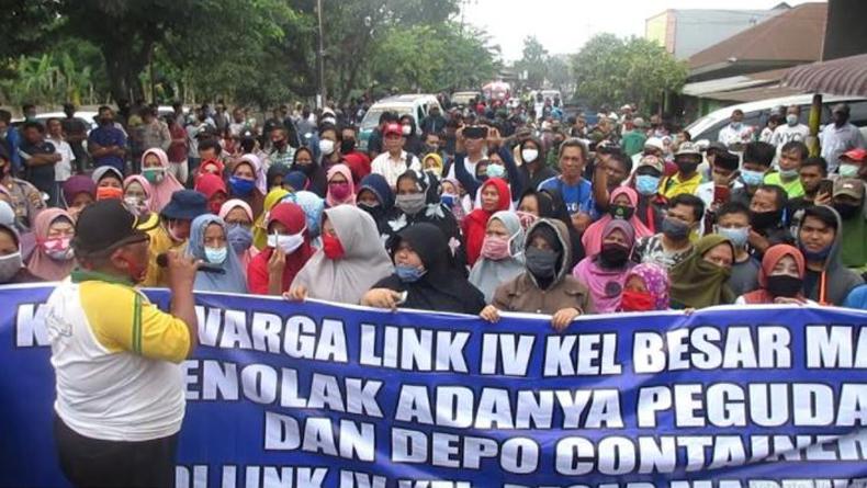 1.000-an Warga Martubung di Medan Labuhan Demo Tuntut Perbaikan Jalan Rusak