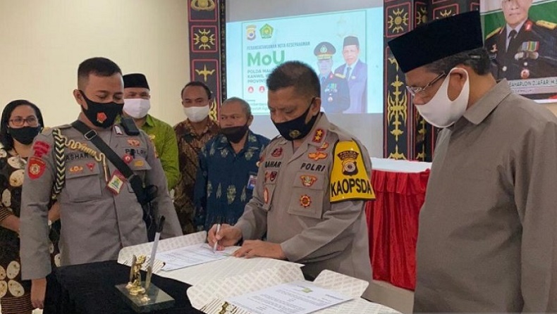 Kapolda Maluku dan Kakanwil Kemenag Provinsi Tandatangani MoU Penyuluh Agama Kamtibmas