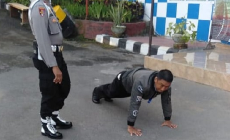 Tak Pakai Masker, Polisi di Gianyar Dihukum Push Up 50 Kali