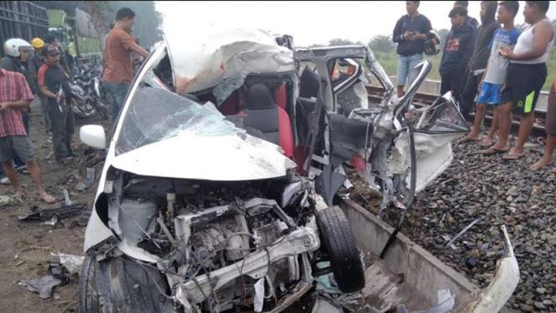Minibus Hancur Berantakan Tabrak Truk Tronton di Serdangbedagai, Pengemudi Tewas