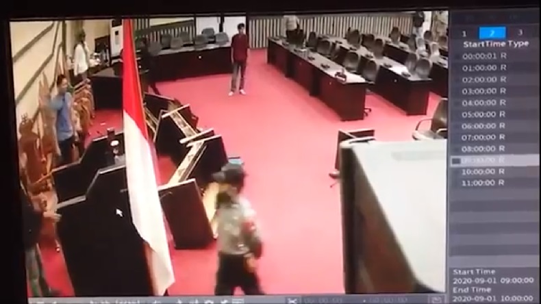 Demo Salah Tempat, Mahasiswa di Makassar Malah Banting Meja Sidang DPRD