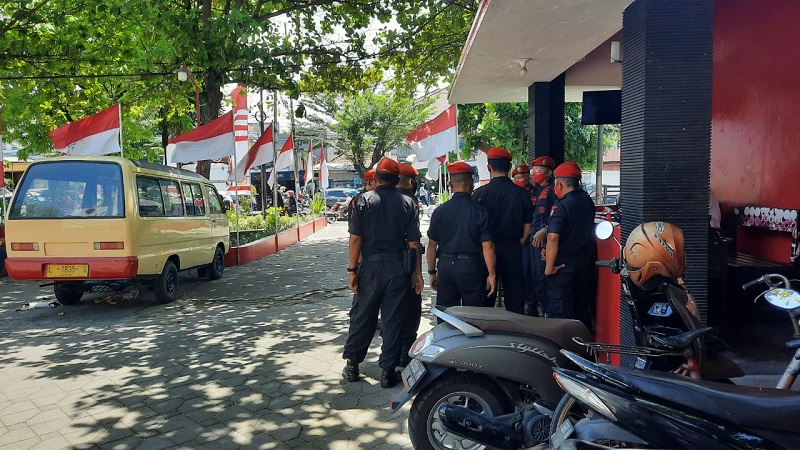 Kantor PDIP Jatim Ramai Jelang Pengumuman Rekom, Loyalis WS Tunggu di Luar