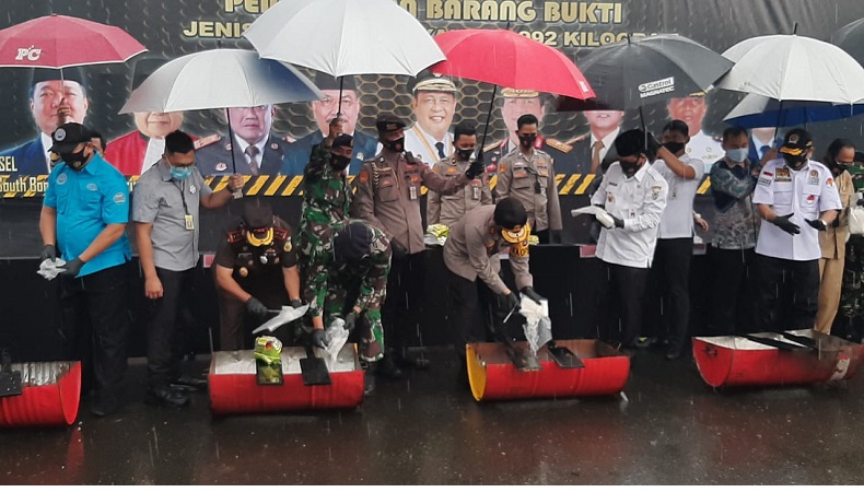 Polda Kalsel Musnahkan Sabu-Sabu 299 Kg yang Dibungkus Teh China