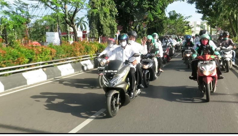 Pakai Motor Matic, Sahbirin Noor-Muhidin Boncengan Daftar Pilgub Kalsel ke KPU