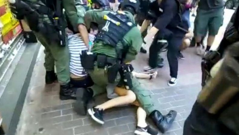 Viral, Polisi Hong Kong Bekuk Perempuan 12 Tahun di Trotoar karena Dituduh Ikut Demo Ilegal
