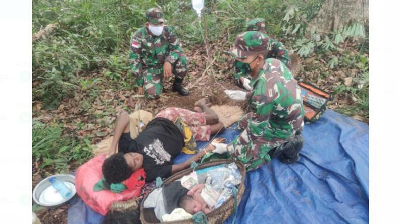 Personel Satgas Yonif 125 Bantu Persalinan Ibu Hamil di Tengah Hutan Papua