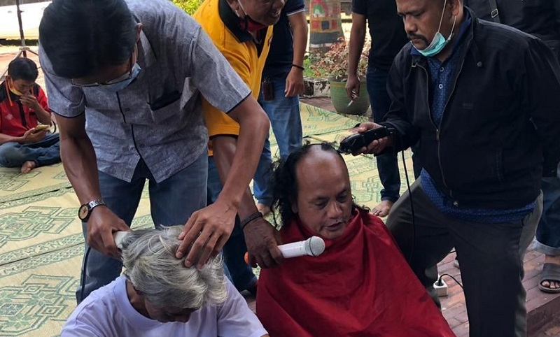 Gembira Bupati Faida Dijatuhi Sanksi, Warga dan Anggota DPRD Jember Cukur Gundul