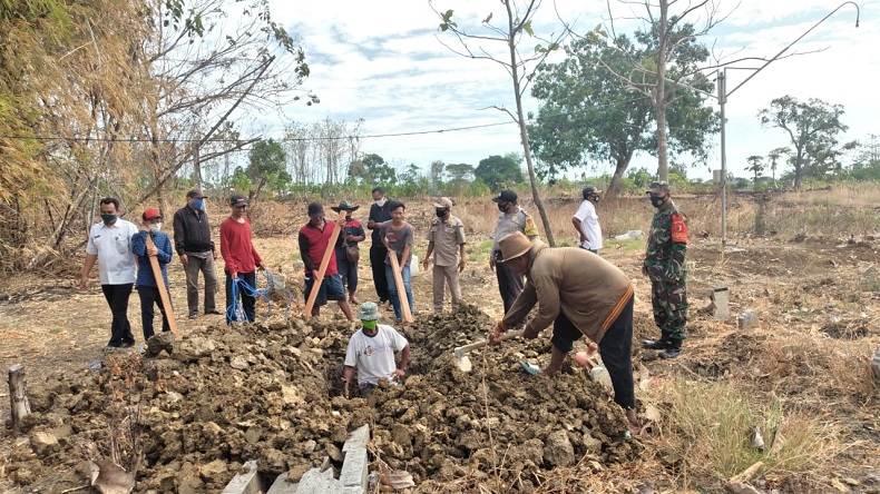 Puluhan Warga Gresik Dihukum Gali Kubur Jenazah Pasien Covid-19 karena Tak Bermasker